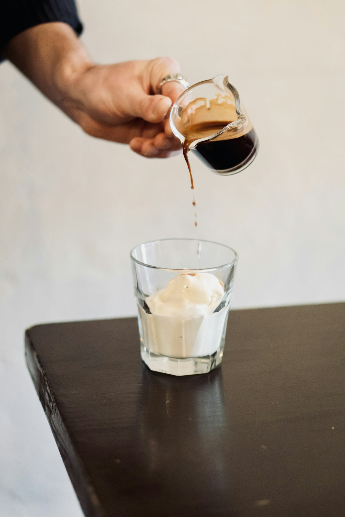 Espresso tečúce do pohára so zmrzlinou