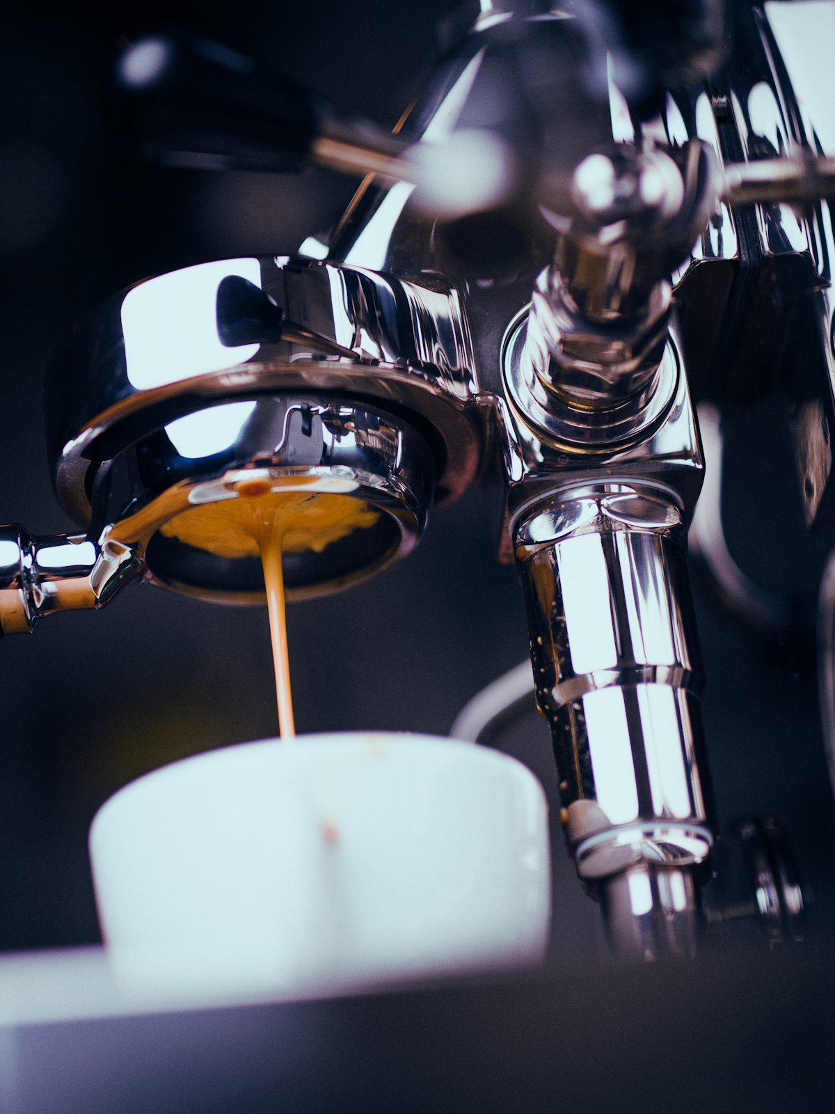 Espresso shot tečúci z pákového stroja do šálky
