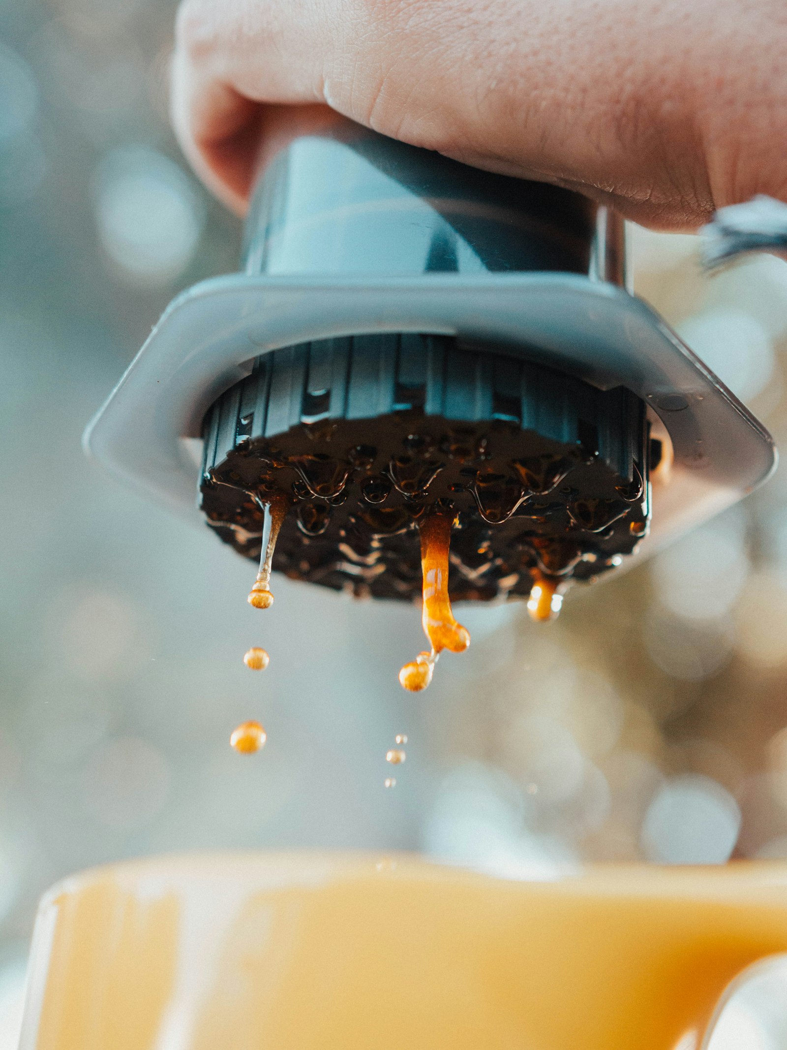 Príprava AeroPress kávy v prírode