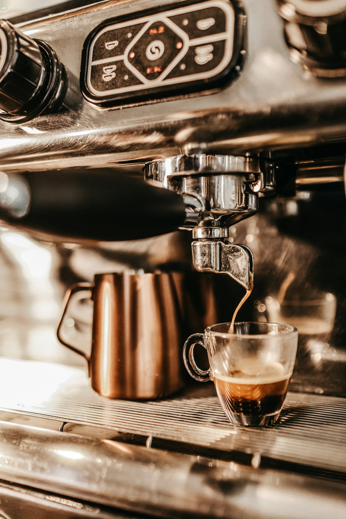 Espresso shot tečúci do priehľadného pohárika