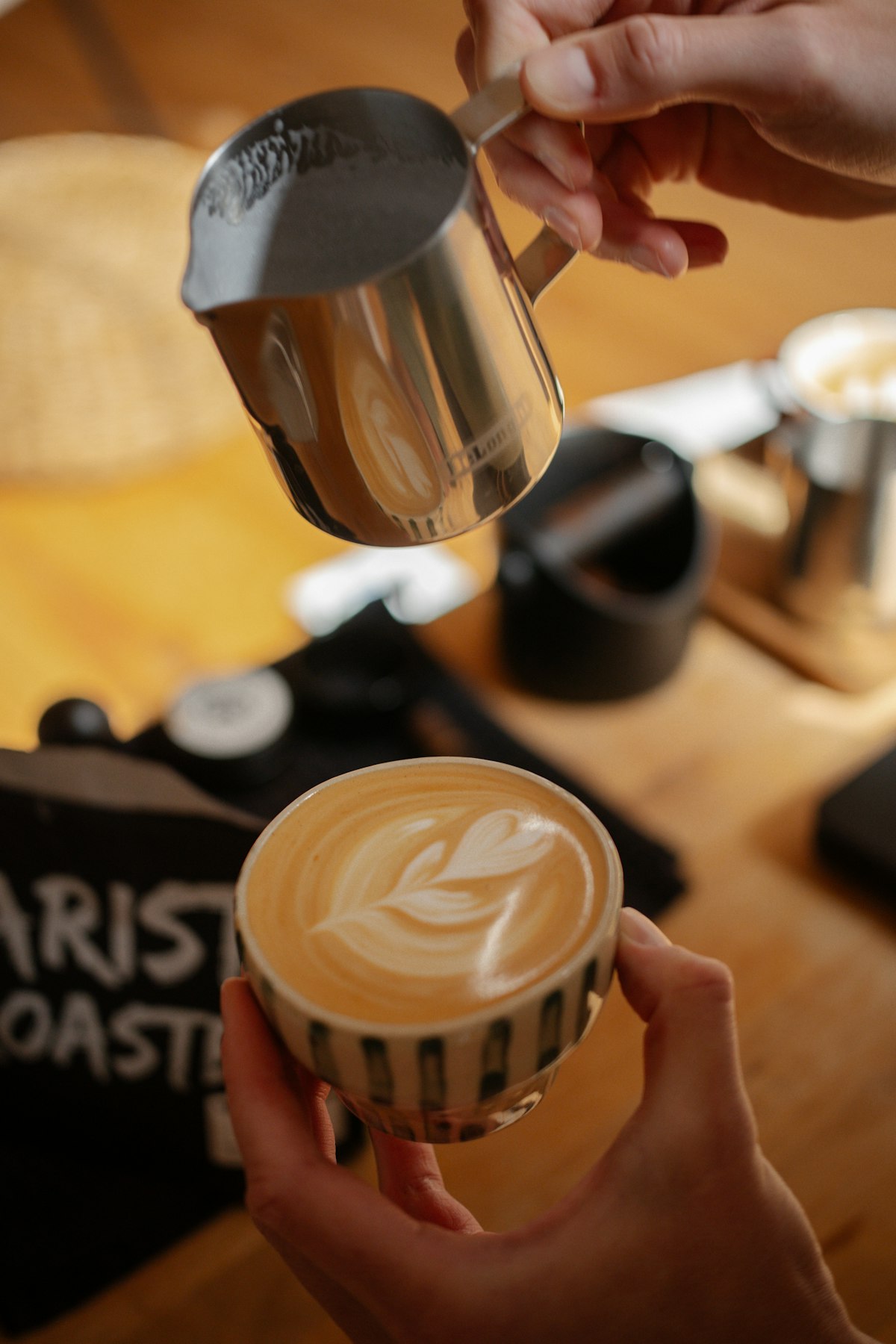 Barista pripravuje latte art