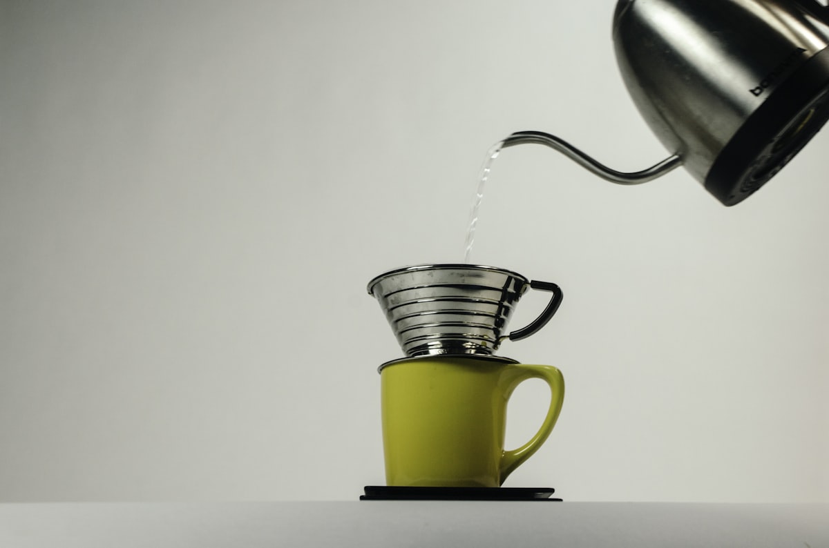 Prelievanie pour-over kávy gooseneck kanvicou
