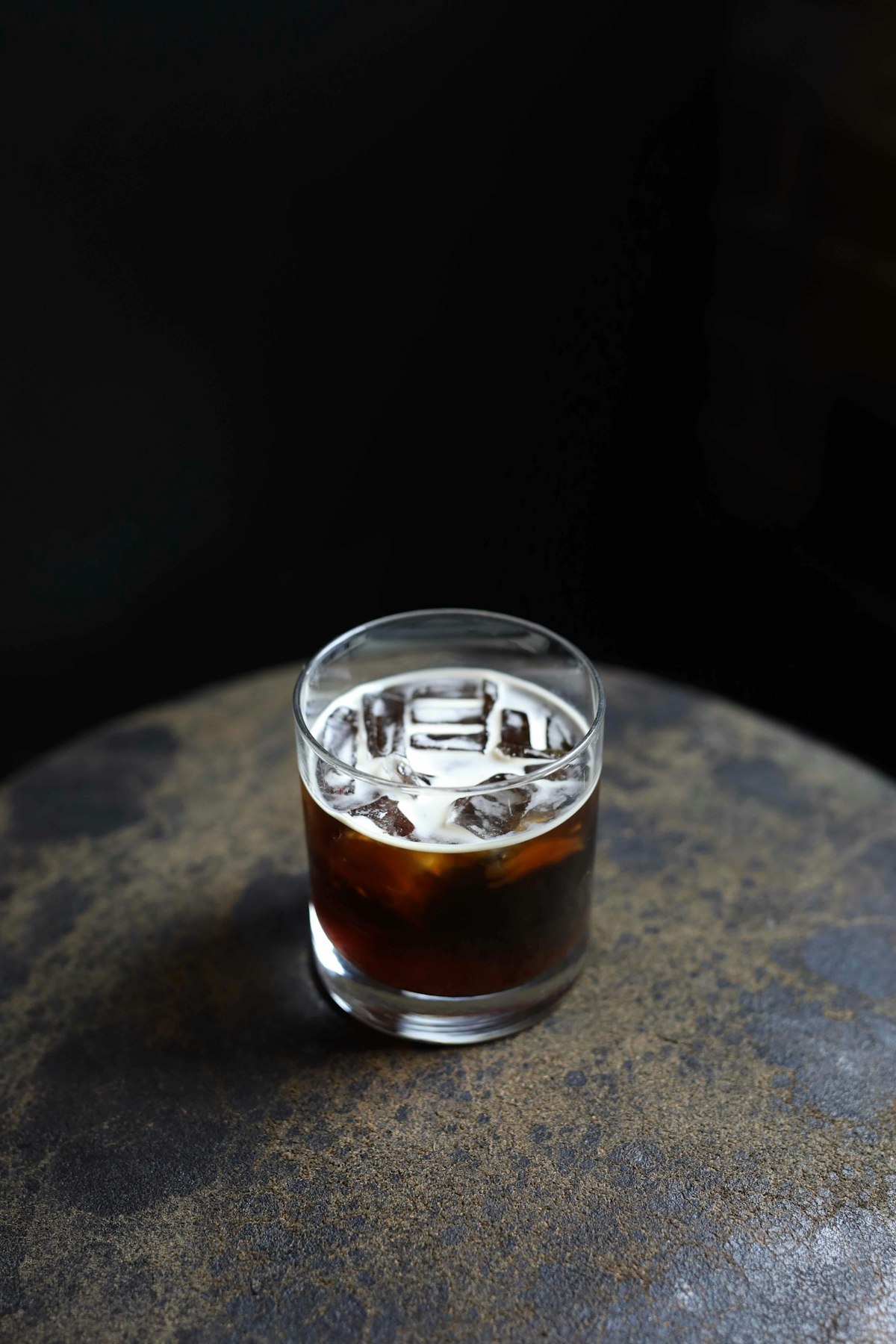 Pohár cold brew kávy na kameni