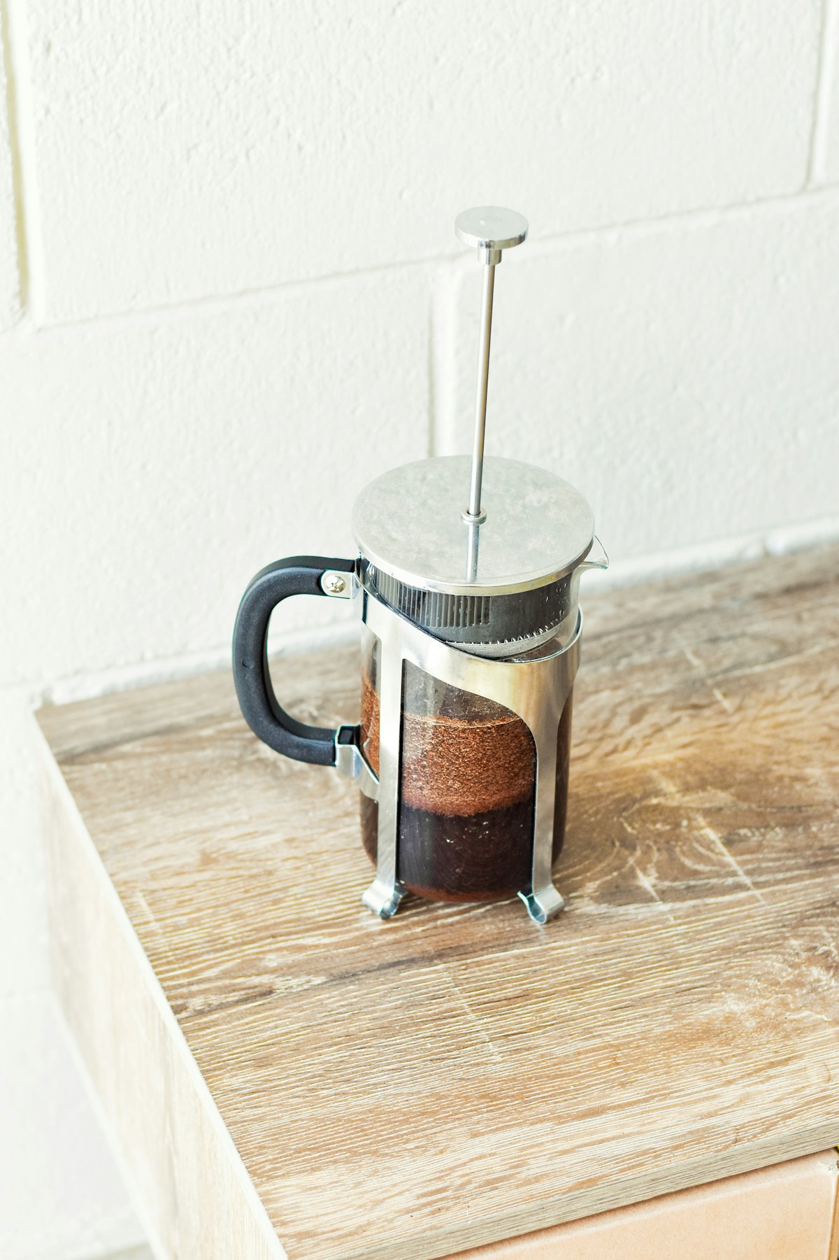 French Press kanvica na drevenom stole