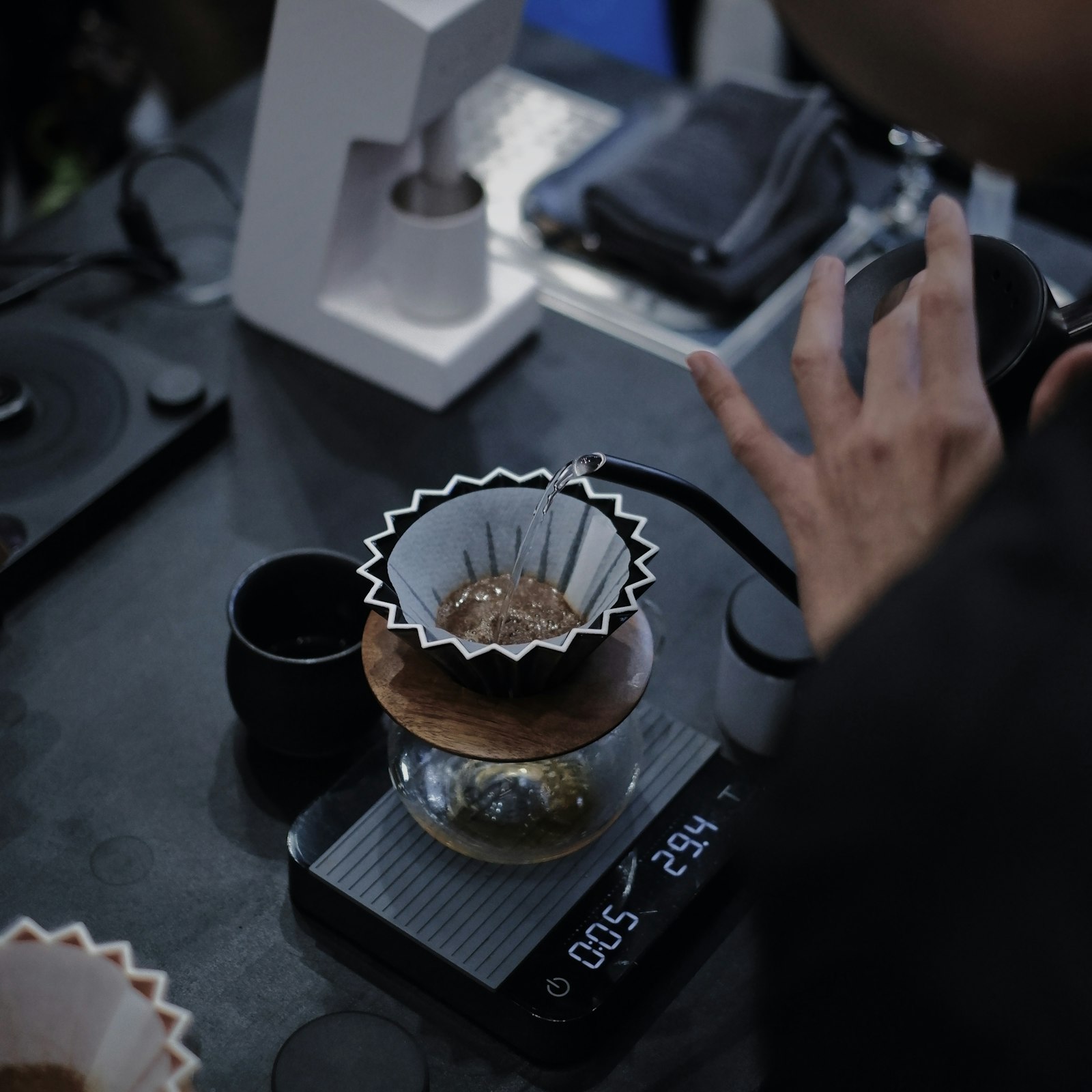 Barista pripravuje pour-over kávu gooseneck kanvicou